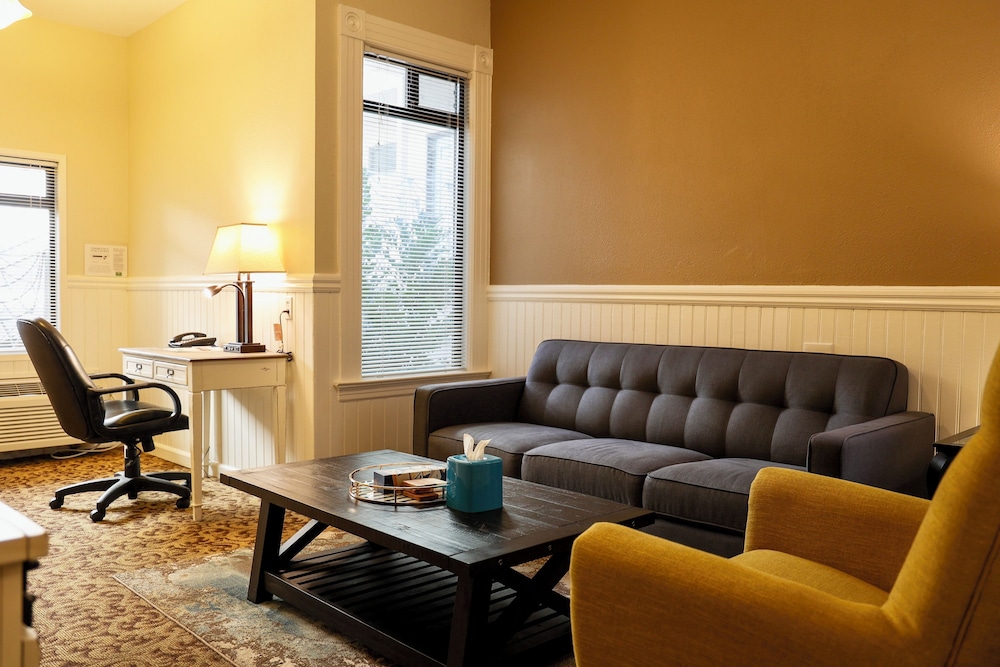 Suite, 3 rooms - 2 bedrooms w/Queen beds, Living/Dining Room photo 1