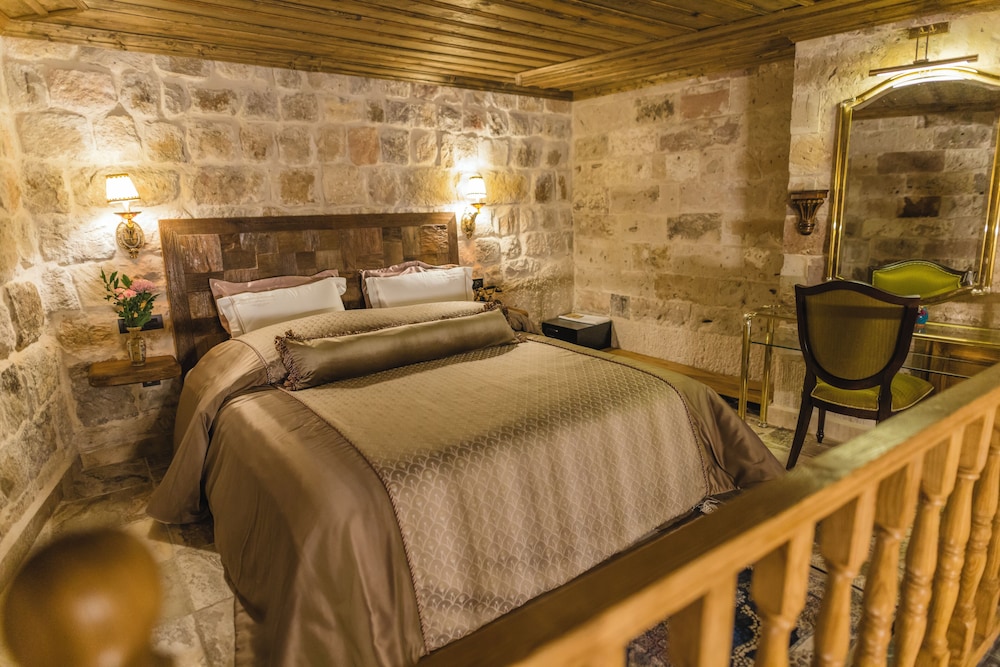 Senior Cave Suite photo 2