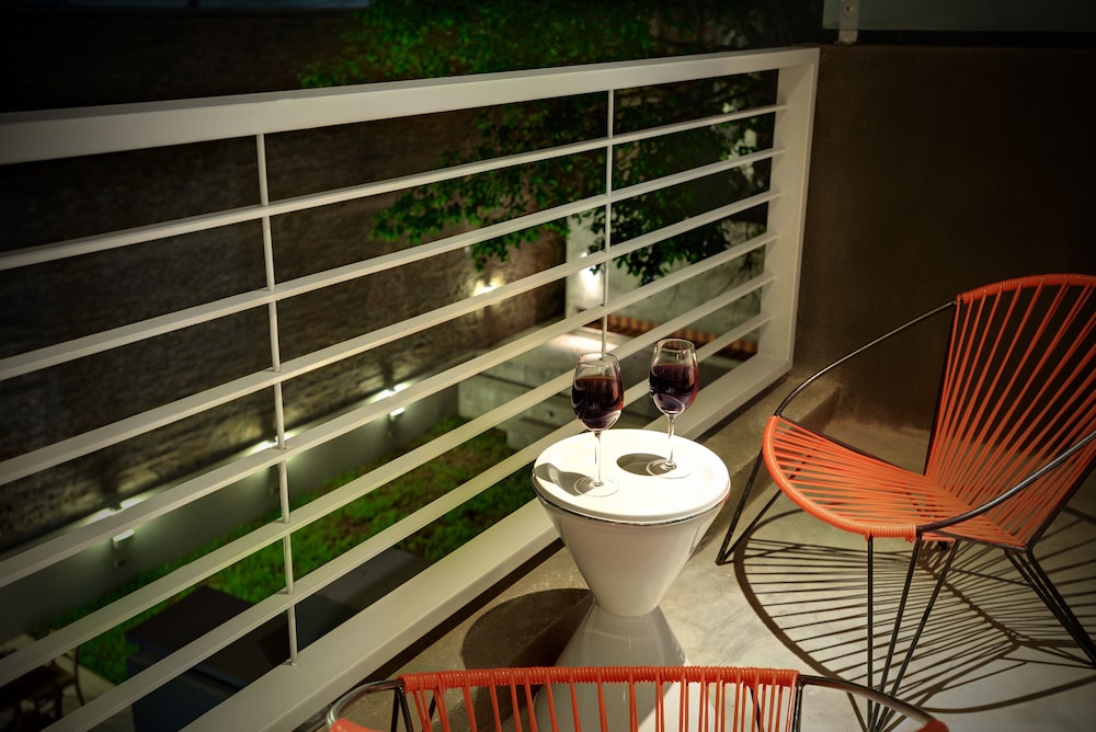 Deluxe Suite, 1 Bedroom, Balcony thumbnail 5