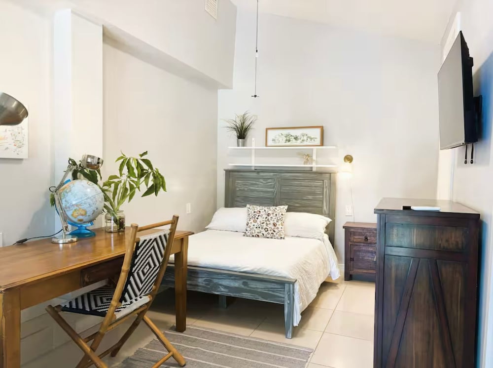 Urban Retreat, Studio 1 Queen Bed, non smoking (no  pool access) photo 1