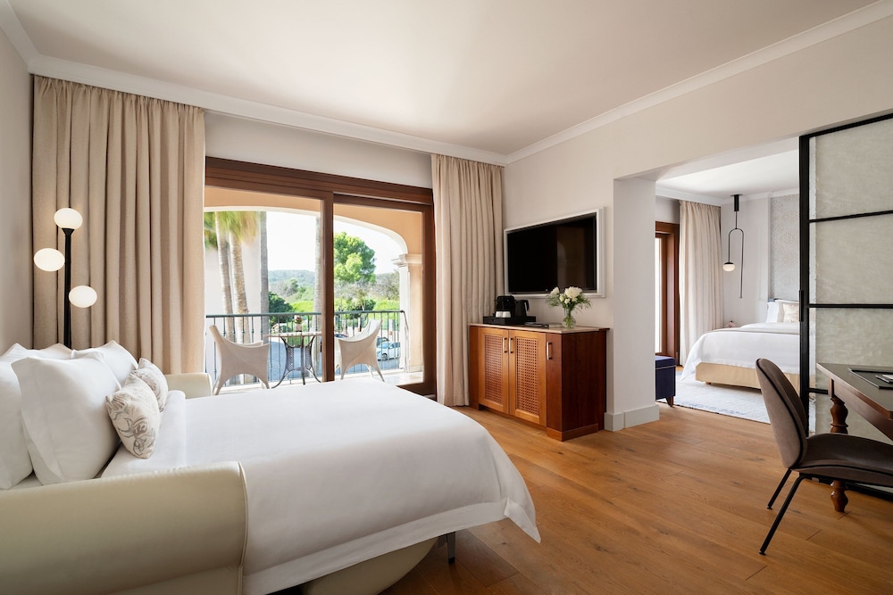 Family Suite, 1 King Bed with Sofa bed, Corner