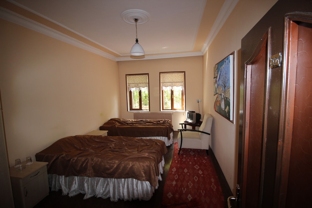 Economy Twin Room photo 2
