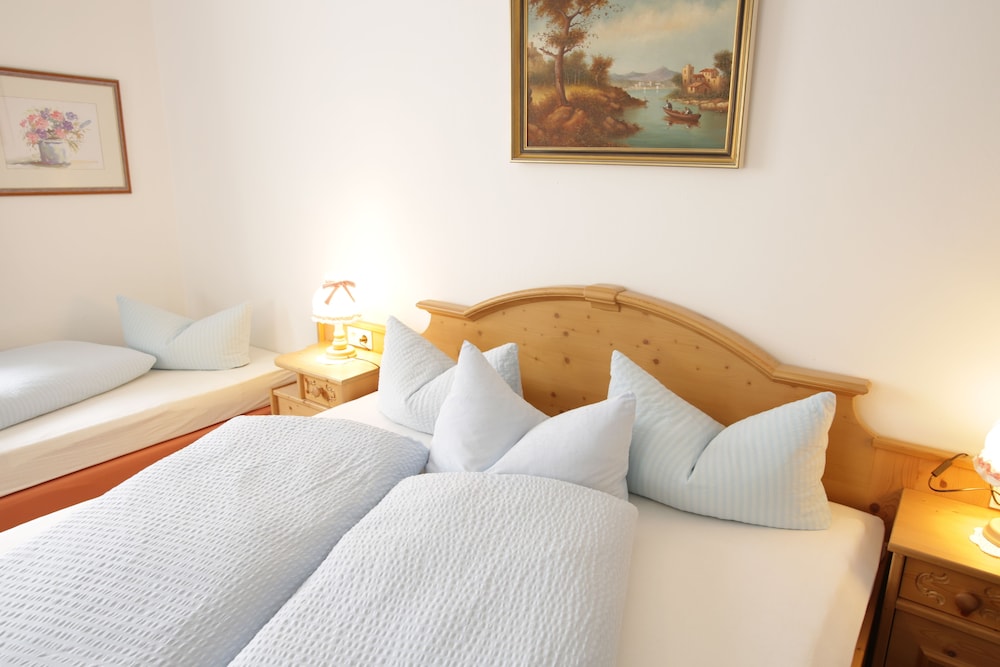 Classic Triple Room, Multiple Beds photo 2