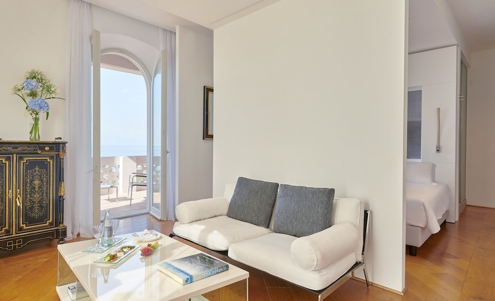 Executive Suite, Sea Facing photo 2