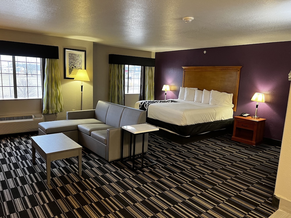 Deluxe Suite, 1 King Bed, Non Smoking - Photo 3