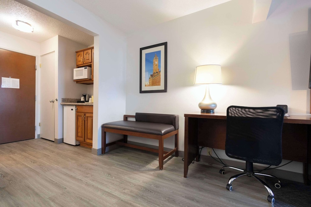 Suite, 2 Double Beds, Non Smoking - Photo 9