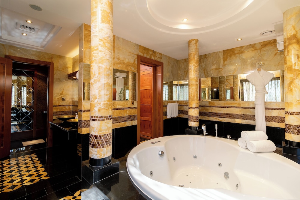 Suite, 2 Bedrooms, Club Lounge Access, Sea View (Jetted Tub) - Photo 5