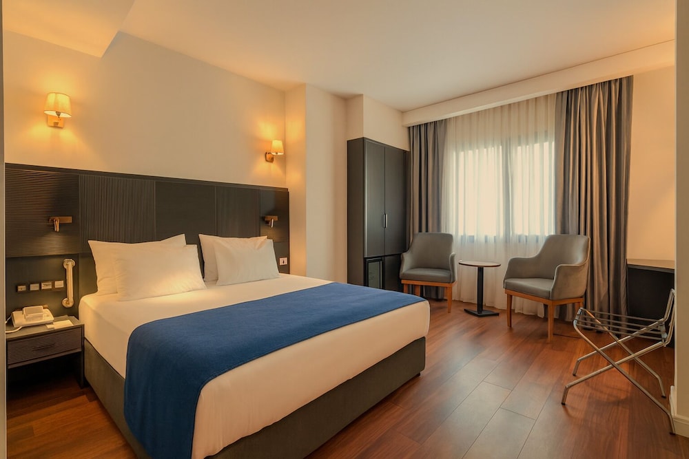 Standard Room, 1 Double Bed, Accessible, Non Smoking (Walk-in Shower;View) photo 2