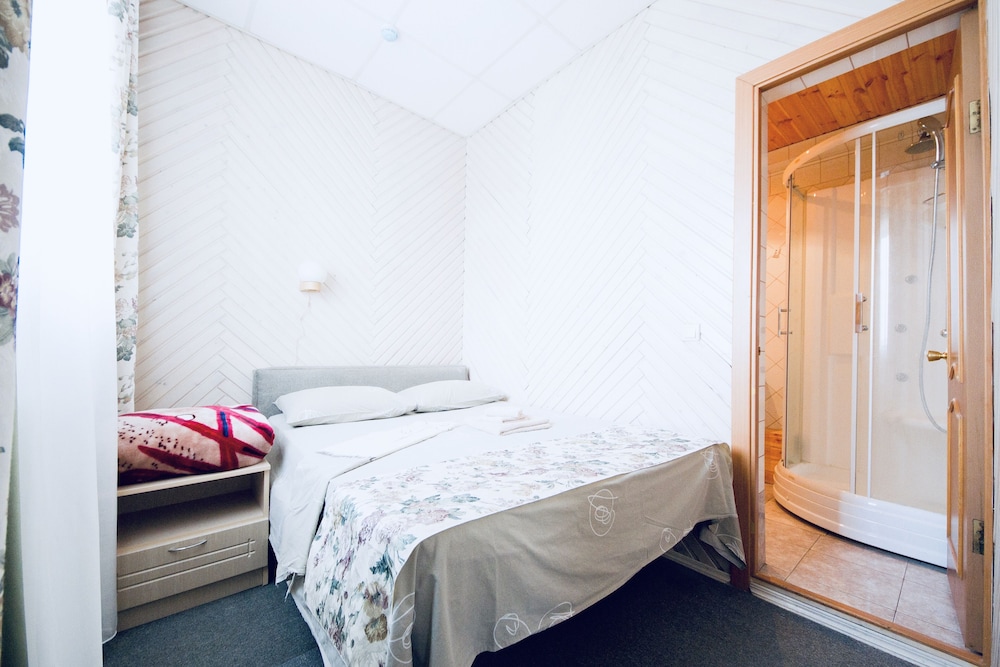 Family Room, 1 Queen Bed, Garden View photo 1