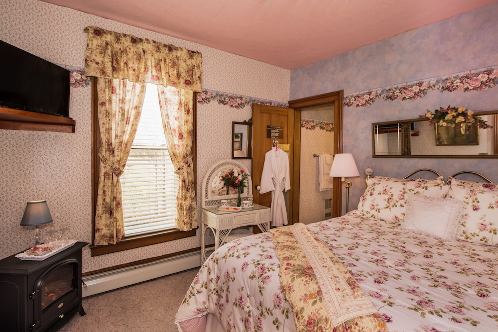 Romantic Double Room, 1 Queen Bed, Private Bathroom, Garden View photo 1
