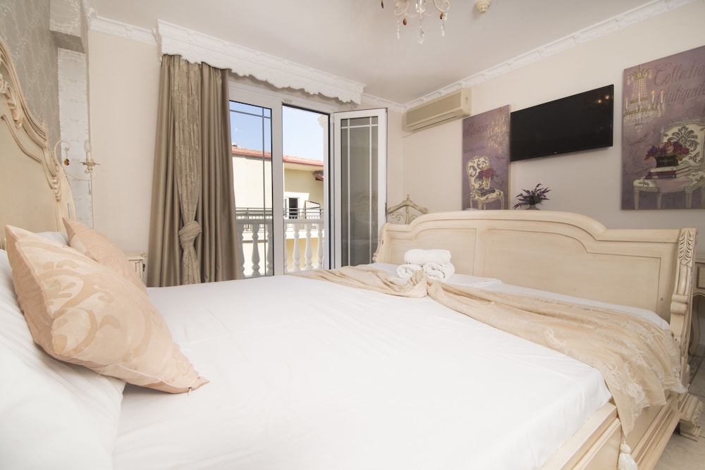 Junior Suite, 1 Bedroom, Partial Sea View photo 3