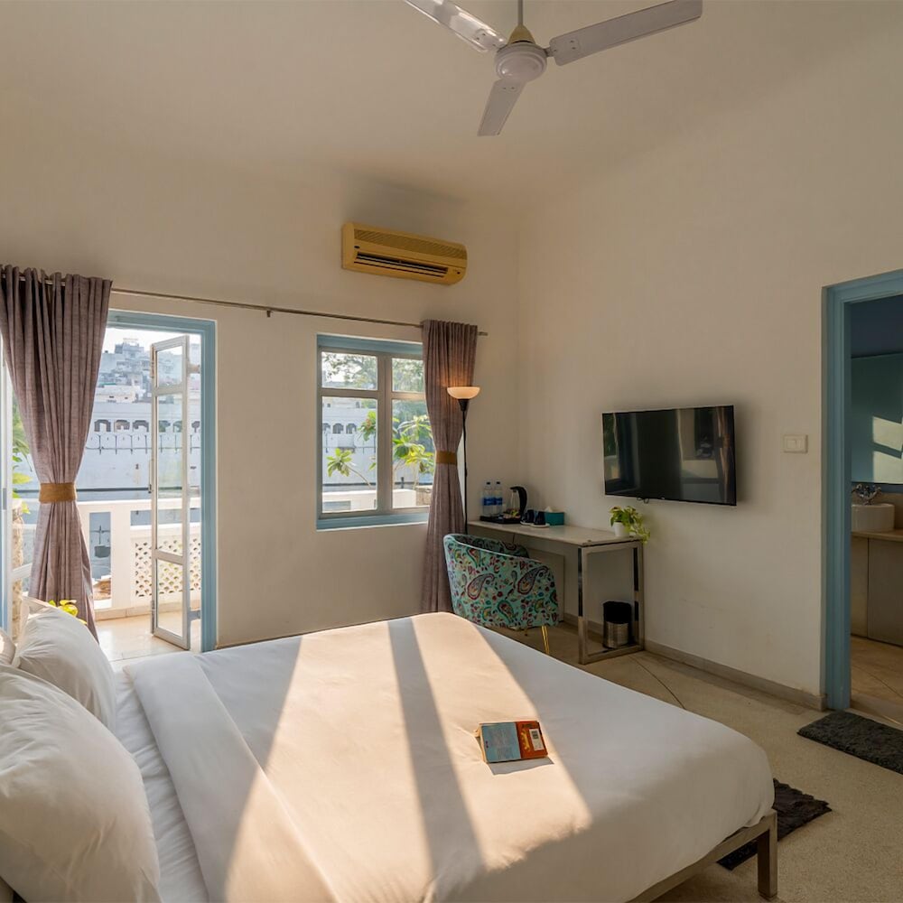 Superior Room with Balcony - Photo 9