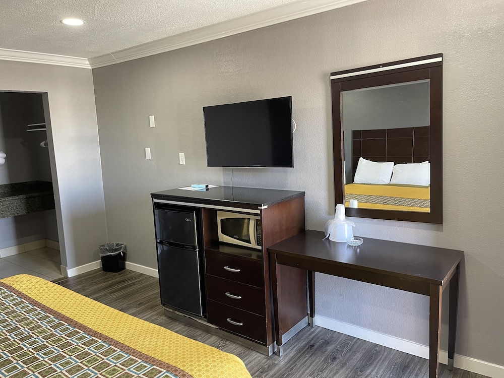 Basic Single Room, 1 King Bed photo 2