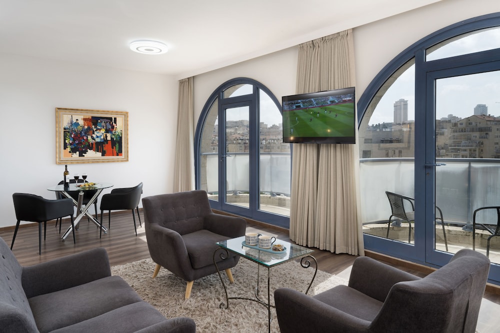 Executive Suite - Photo 7