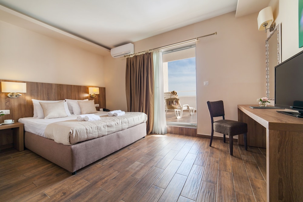 Deluxe Double Room, 1 Double Bed, Terrace, Sea View photo 3