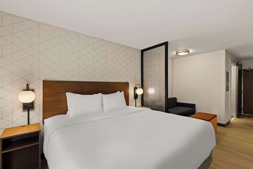 Suite, 1 King Bed, Accessible, Non Smoking photo 2