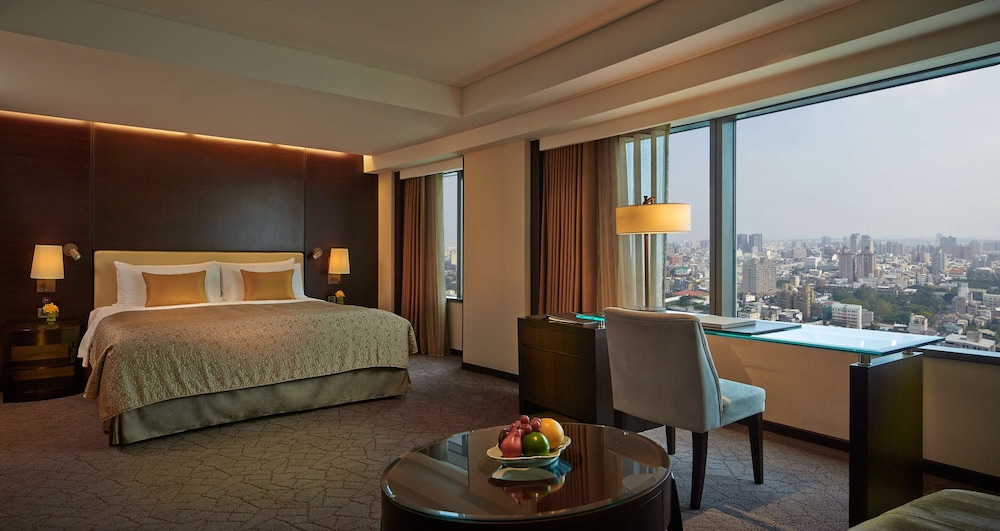 Summer Staycation- Deluxe King Room - Photo 4