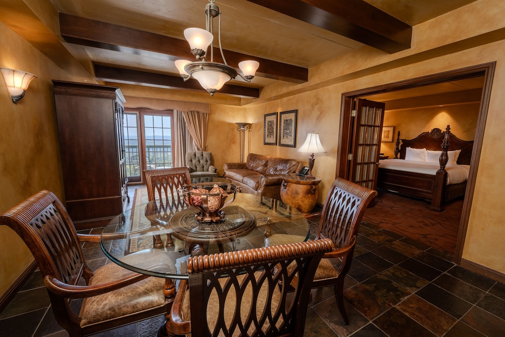 Premier Suite - Photo 3