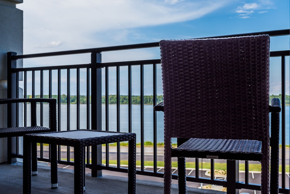 Standard Room, 1 King Bed, Accessible, River View (Communications)