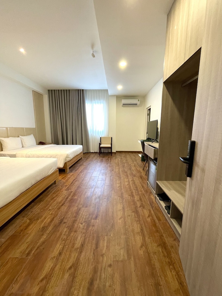 Superior Quadruple Room, 2 Queen Beds photo 3