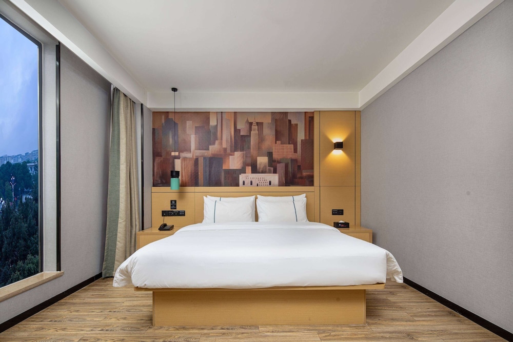 Superior Room, 1 King Bed, Smoking photo 1