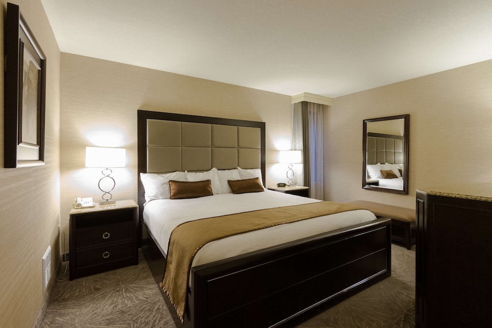 Suite, 1 King Bed, Non Smoking, Jetted Tub photo 3