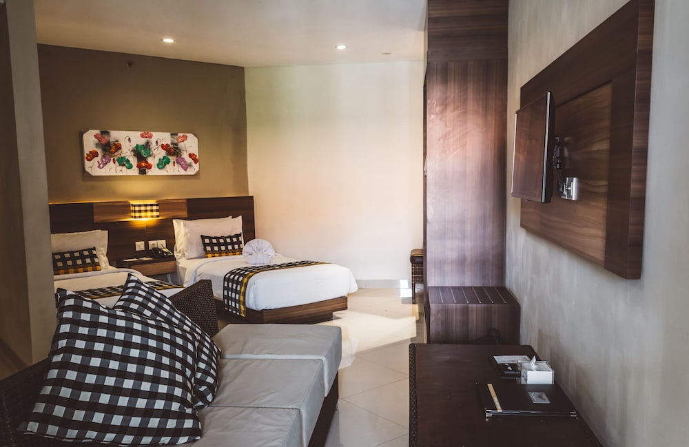 Family Room, 2 Bedrooms - Photo 4