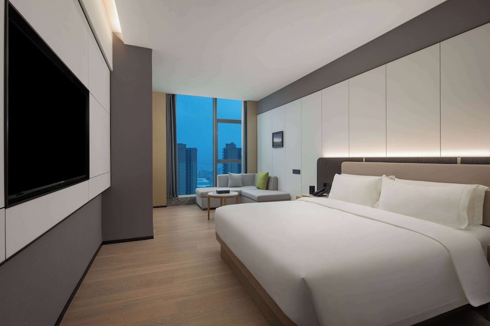 Deluxe Room, 1 King Bed, Non Smoking, City View photo 1