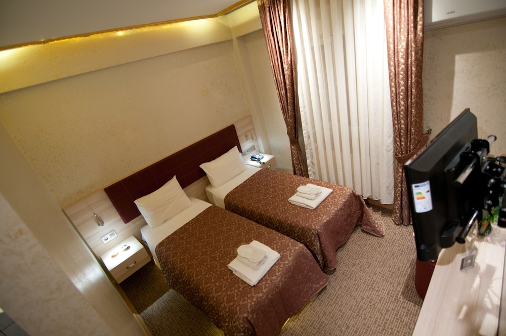 Economy Twin Room, City View photo 3