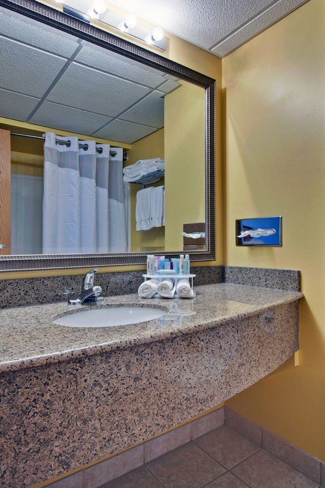 Standard Room, 2 Queen Beds (Walk-In Shower) photo 2