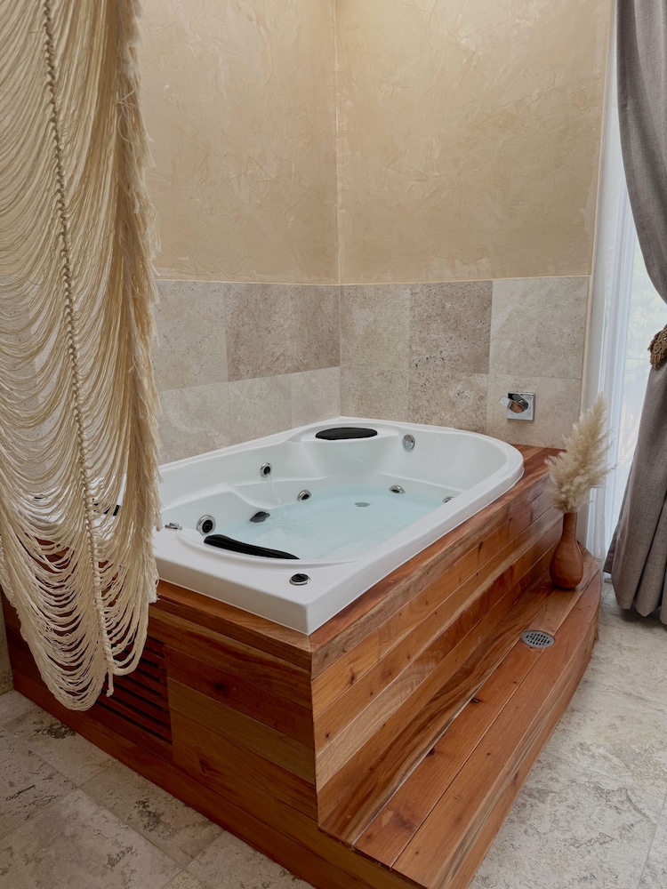 Deluxe Suite with Hot tub and Mountain View photo 3