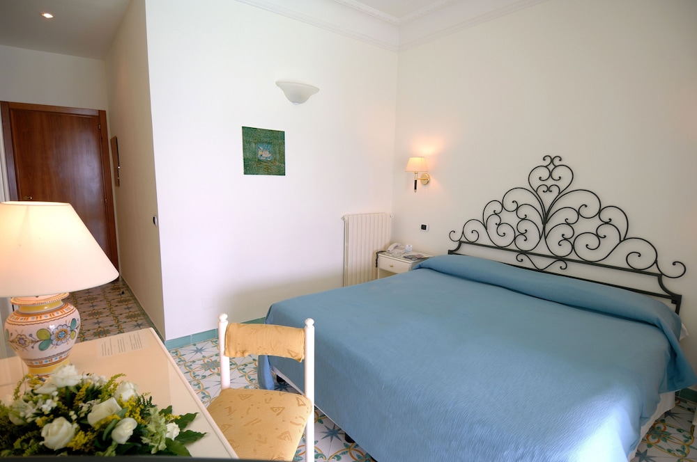 Classic Double Room, Partial Ocean View