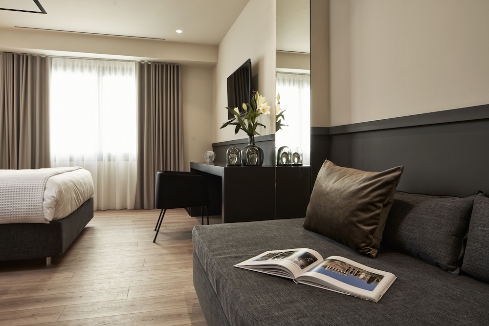 Superior Triple Room, City View photo 3
