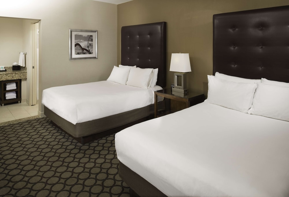 Suite, 2 Bedrooms (1 King Bed and 2 Queen Beds) - Photo 3