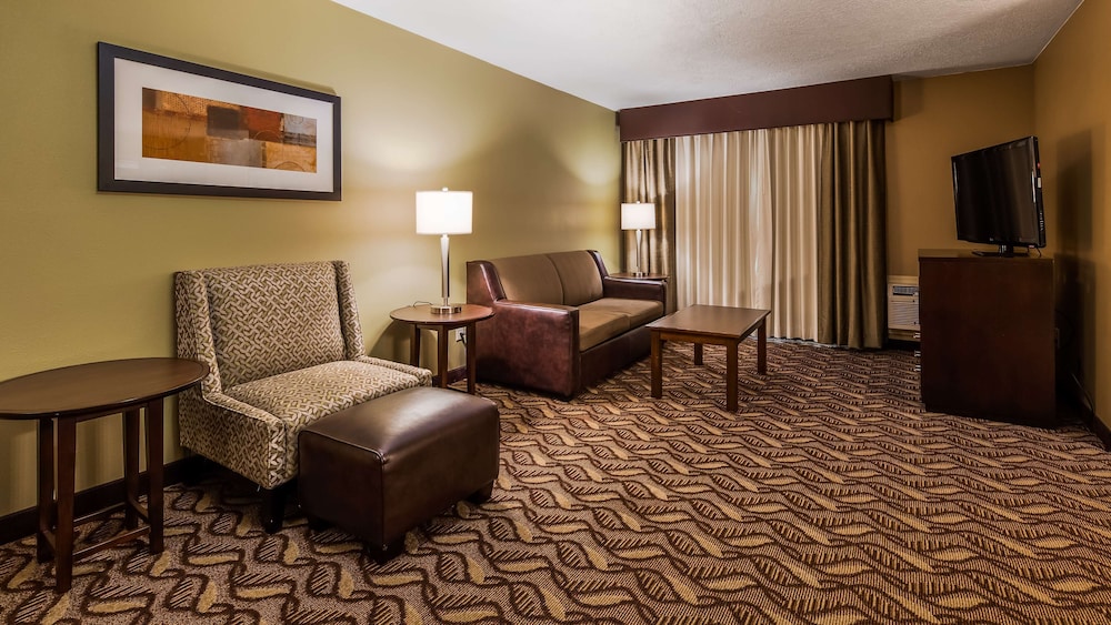 Suite, 1 King Bed, Non Smoking, Refrigerator & Microwave (Oversized Room) photo 2
