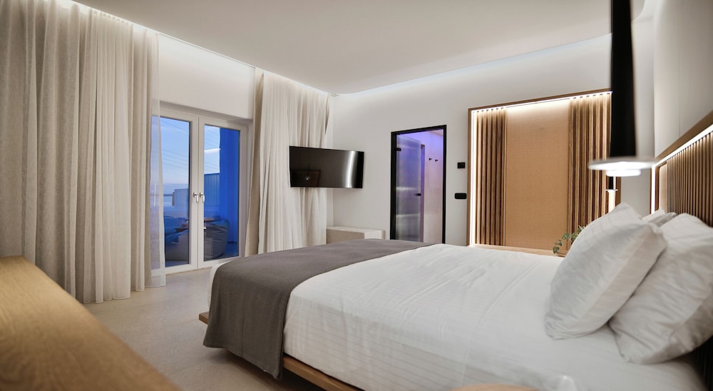 Deluxe Suite with Private Outdoor Hot Tub With Sea View