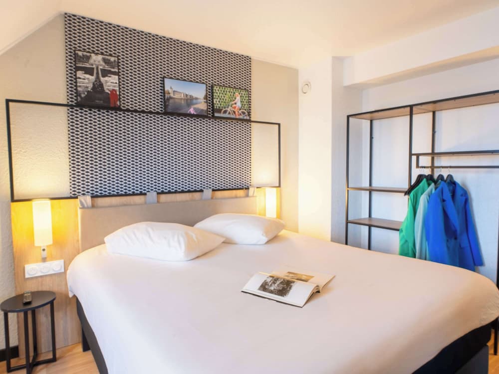 Standard Room, Multiple Beds - Photo 8
