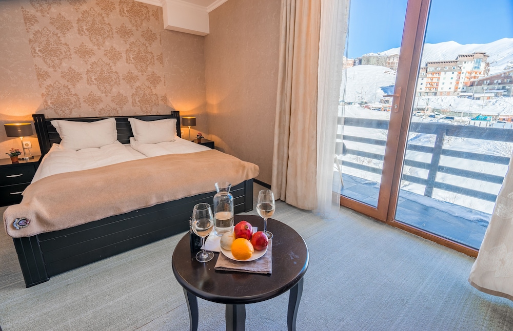 Deluxe Double Room, 1 Queen Bed, Balcony, Mountain View