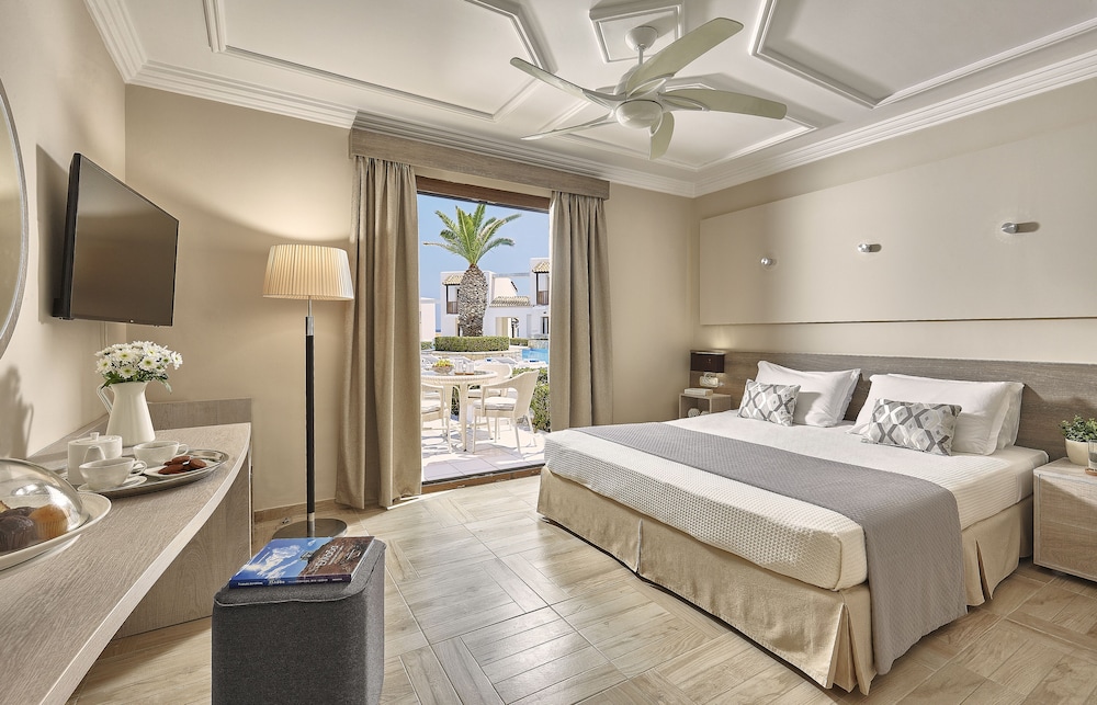 Suite Deluxe, accesso alla piscina (Knossos)