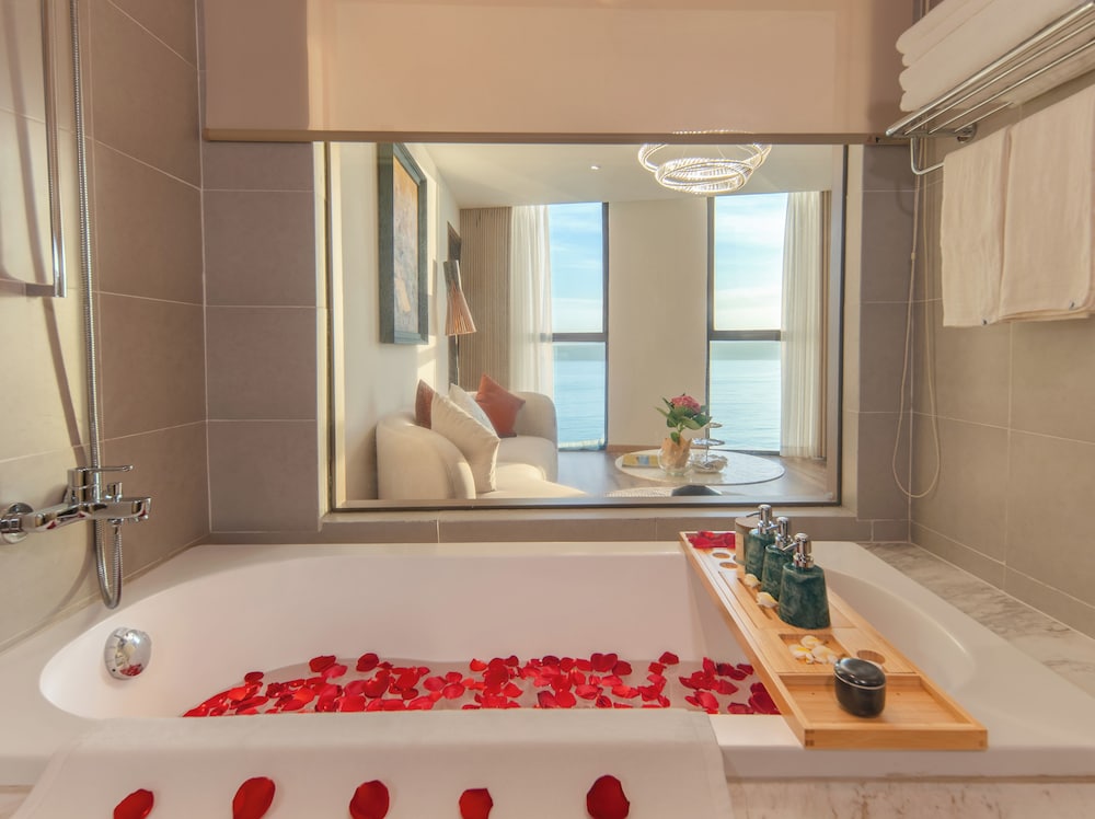 Executive Suite Ocean View Room thumbnail 6