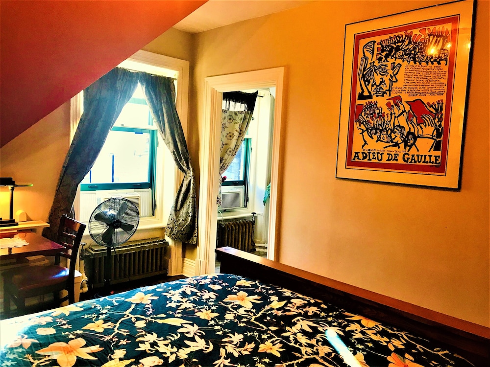 Grand Room, 1 Queen Bed, Private Bathroom (Nook) photo 2