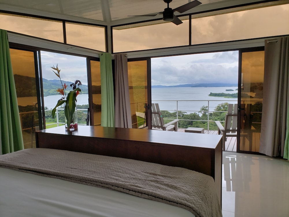 Deluxe Bungalow, 1 King Bed, Non Smoking, Lake View photo 3