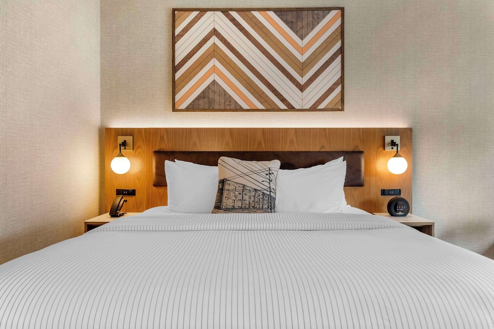 Standard Room, 1 King Bed, Non Smoking - Photo 7