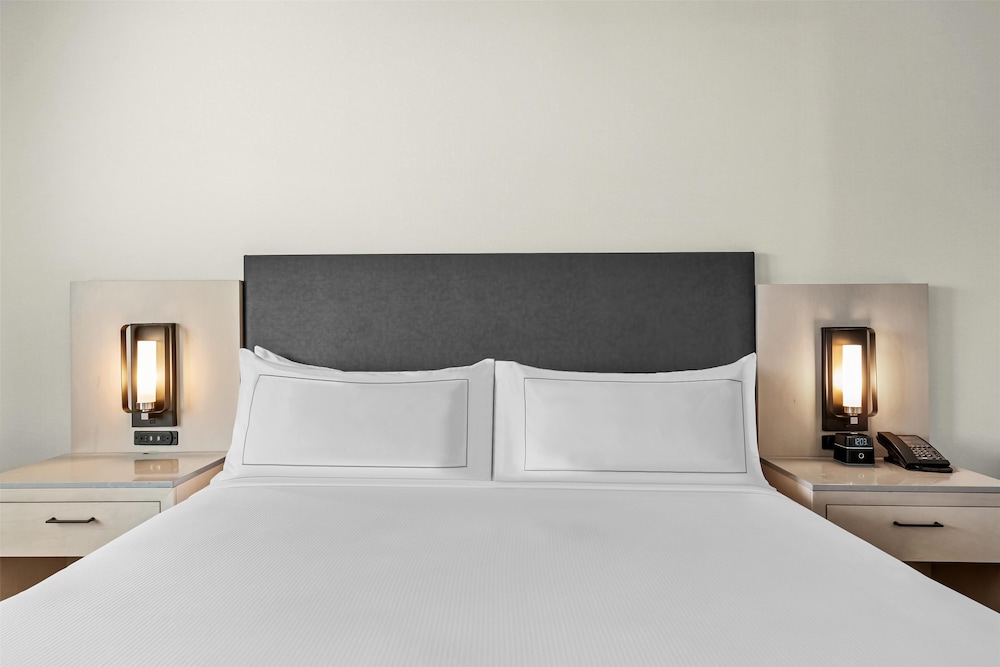 Suite, One King Bed, Non-Smoking - Photo 4