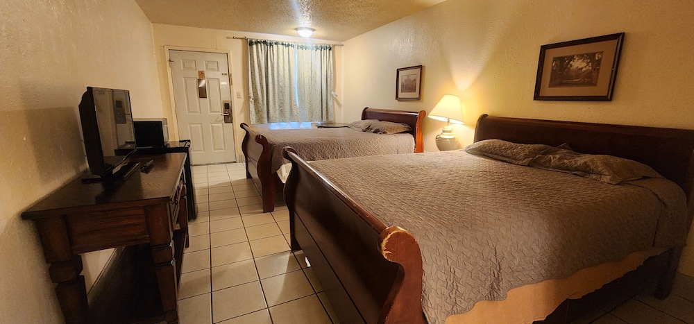 Room, 2 Queen Beds, Non Smoking photo 1