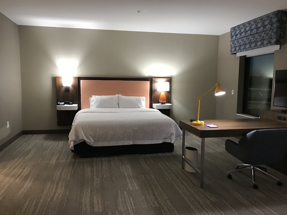 Suite, 1 King Bed, Bathtub - Photo 2