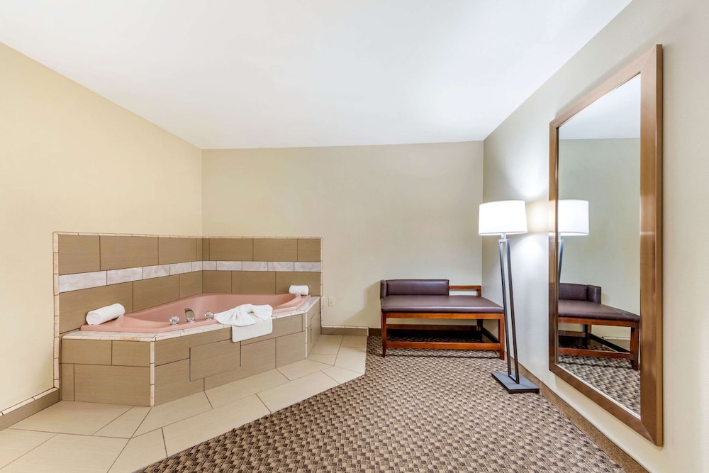 Suite, 1 Queen Bed with Sofa bed, Non Smoking (Upgrade) - Photo 4