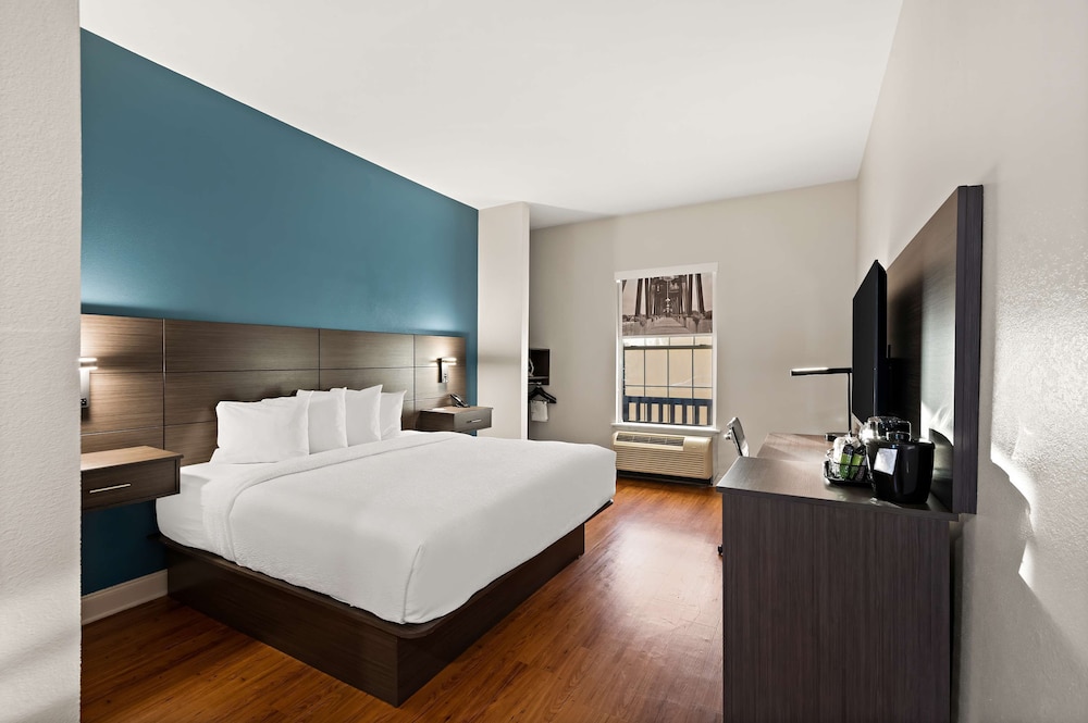 Standard Room, 1 King Bed, Accessible, Non Smoking - Photo 1