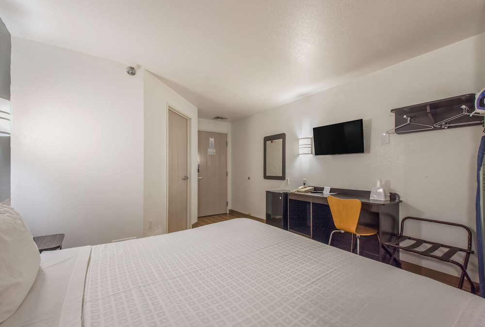 Room, 1 King Bed, Non Smoking photo 1