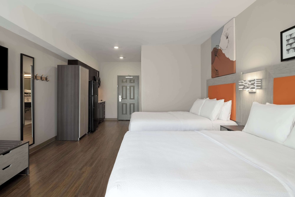 Junior Suite, 2 Queen Beds, Accessible, Bathtub - Photo 2